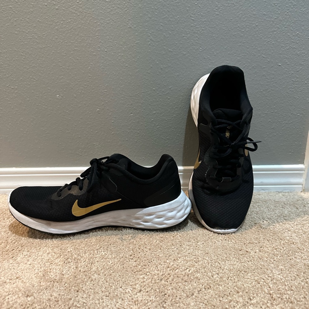 Men’s size 9.5 Nike running shoes.